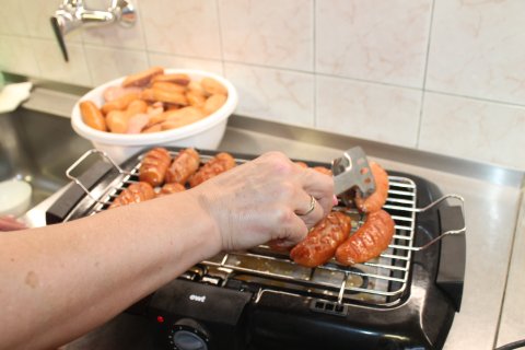 Grilování špekáčků