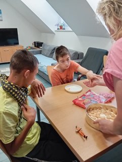 Výroba nepečeného dortu