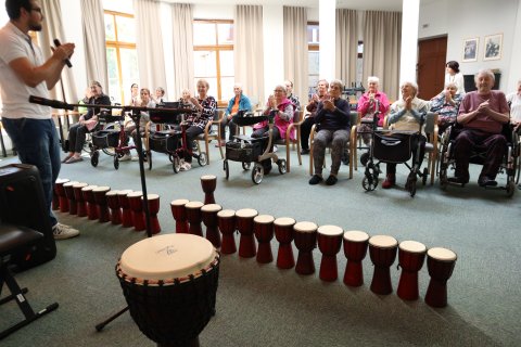 Rozbubnovali jsme se v rytmu muzikoterapie