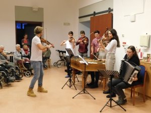 Vystoupení cimbálové muziky Stojanova gymnázia