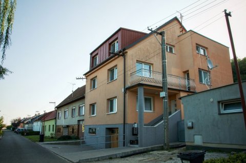 INSTALOVALI JSME SCHODIŠŤOVOU PLOŠINU PRO OSOBY SE SNÍŽENOU MOBILITOU